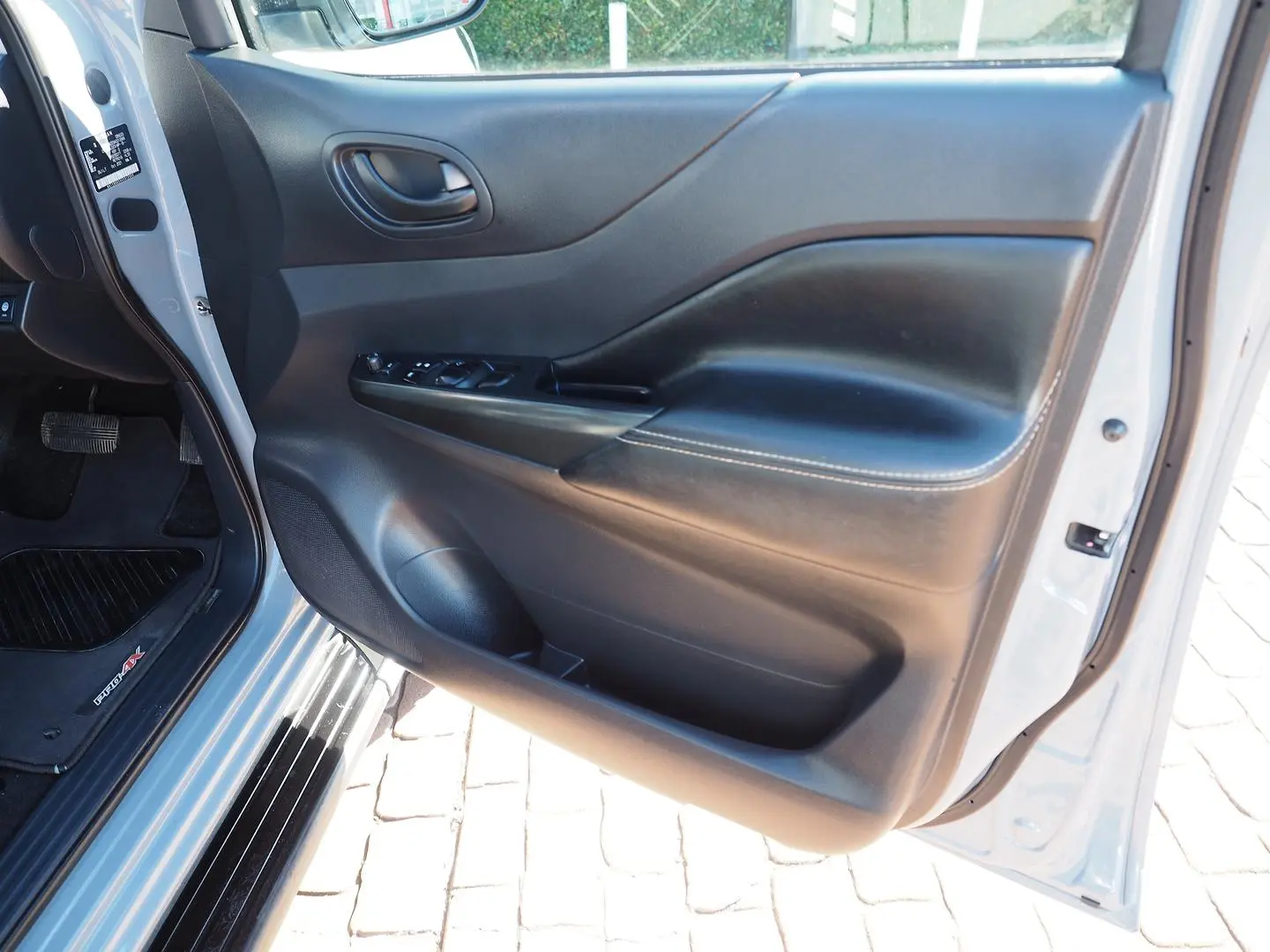2021 Nissan Navara Gallery Image 11