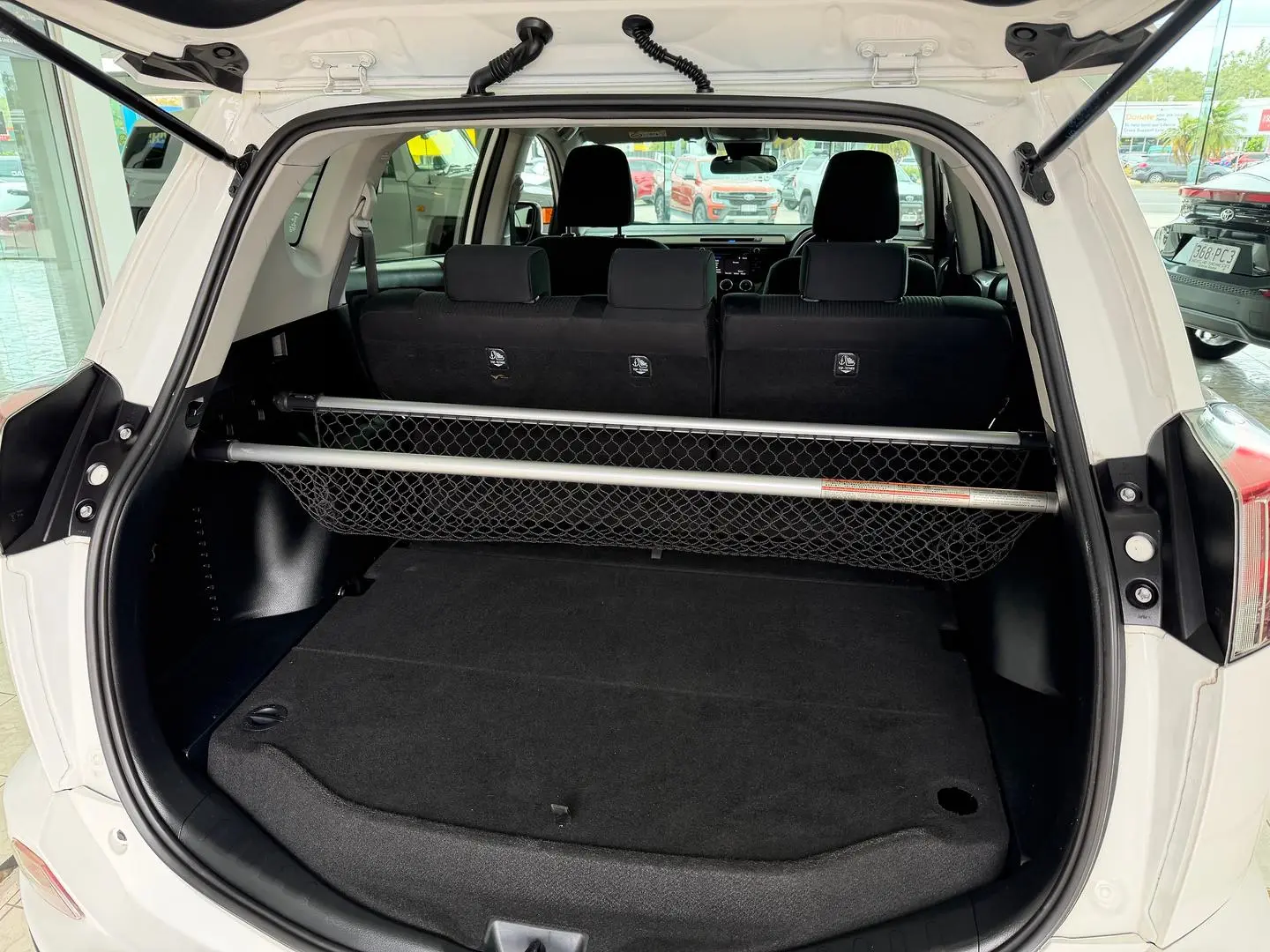 2018 Toyota RAV4 Gallery Image 11