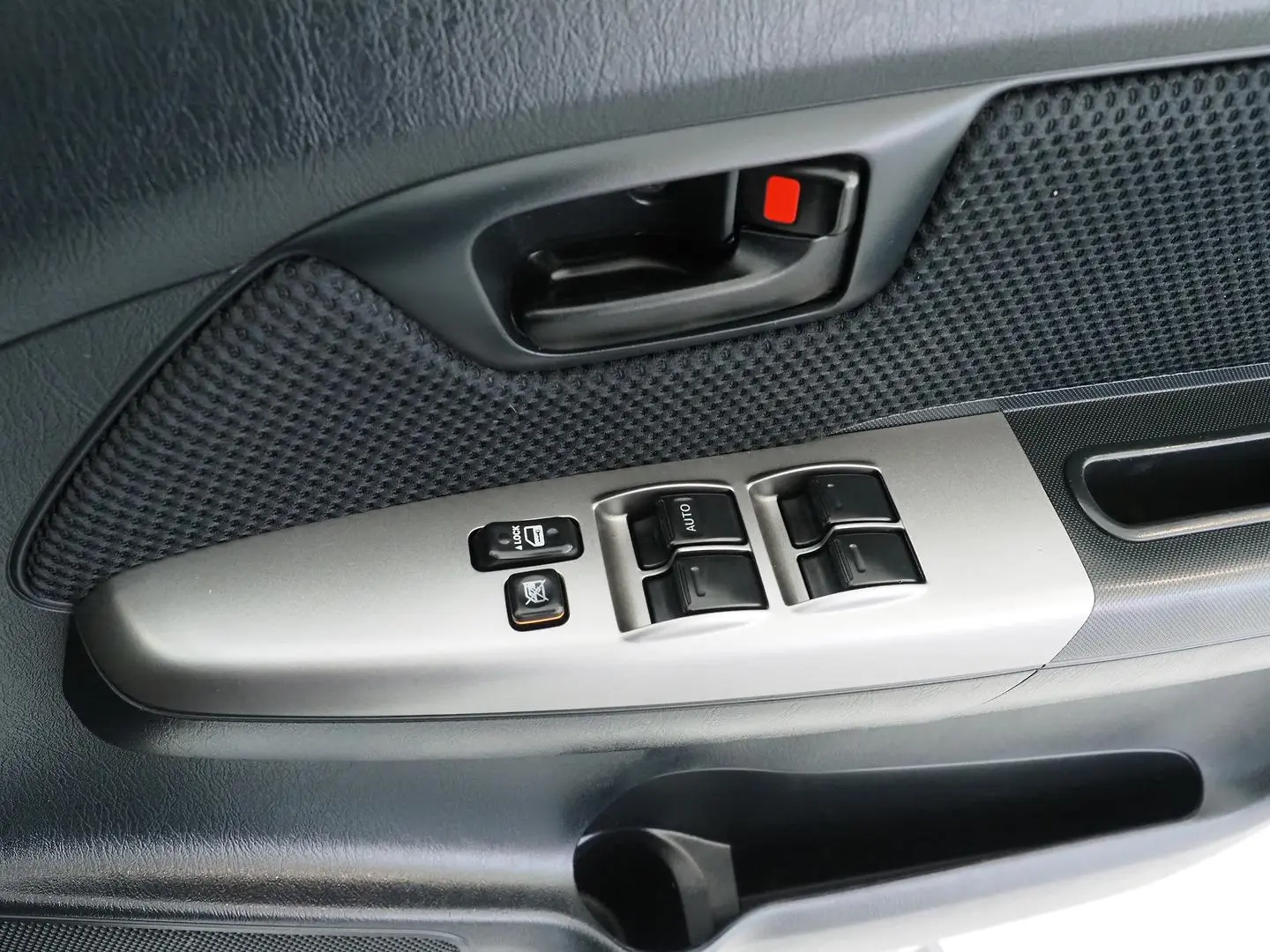 2015 Toyota Hilux Gallery Image 24