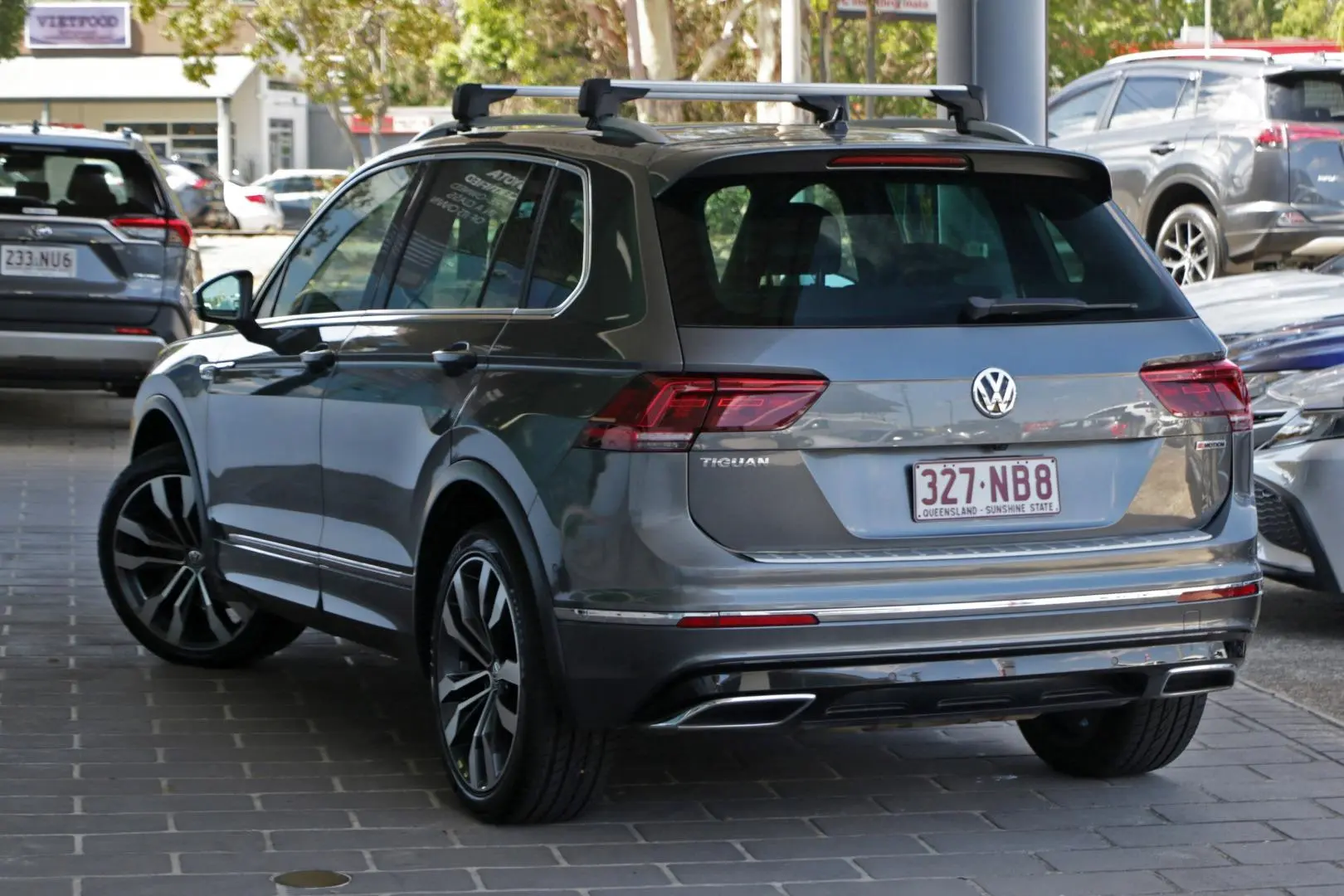 2018 Volkswagen Tiguan Gallery Image 2