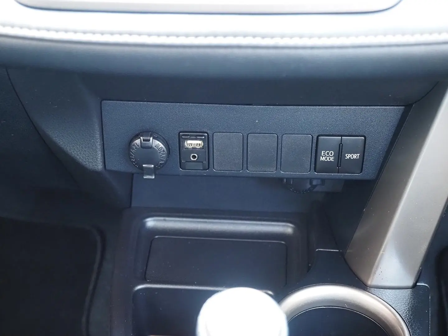 2015 Toyota RAV4 Gallery Image 17