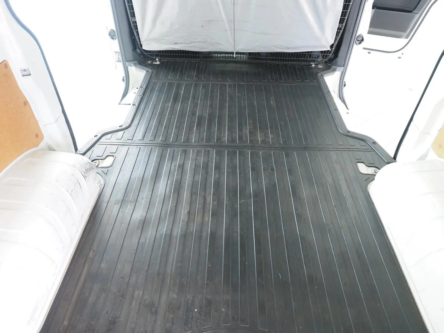 2019 Toyota Hiace Gallery Image 17