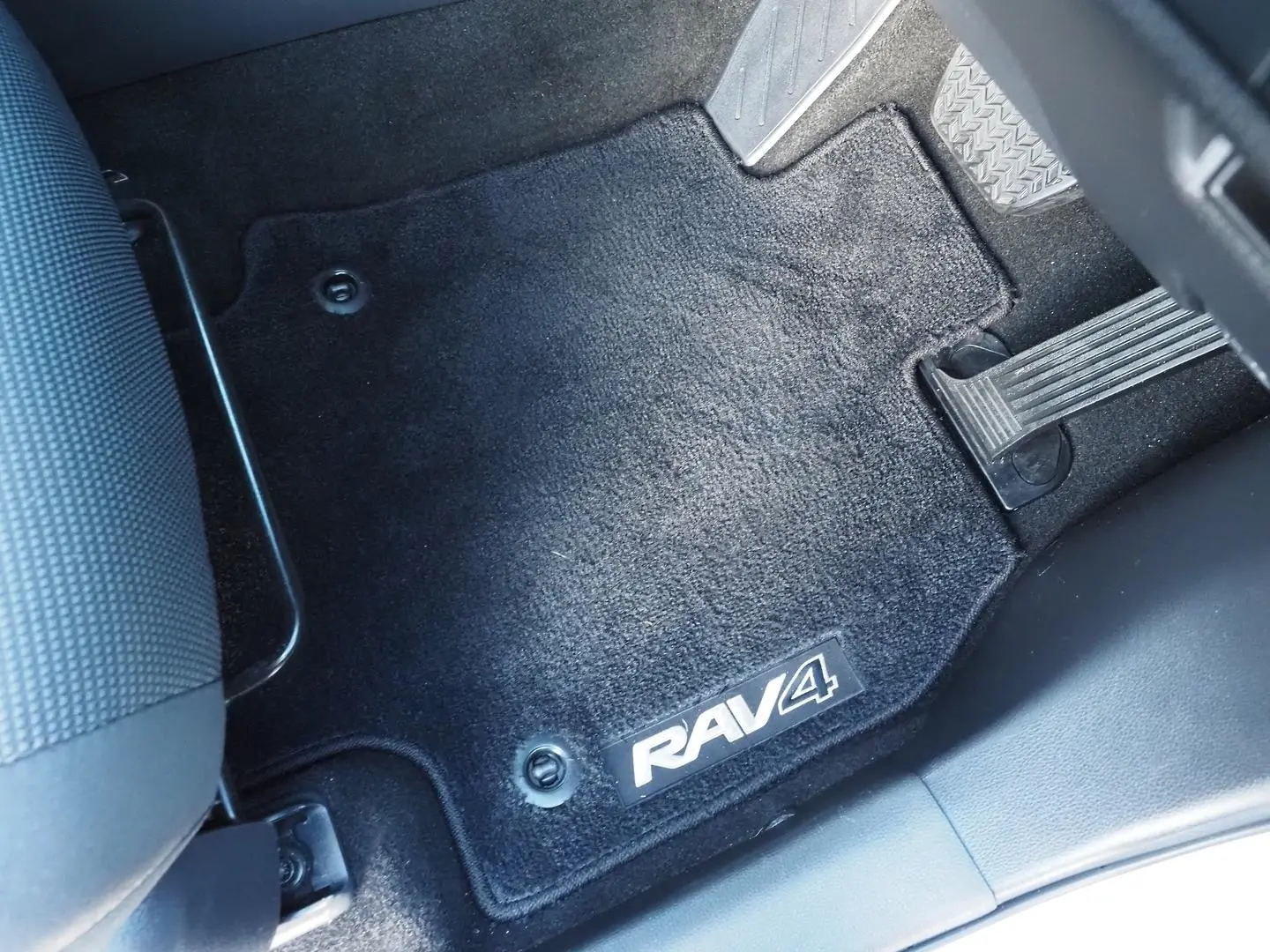 2024 Toyota RAV4 Gallery Image 17