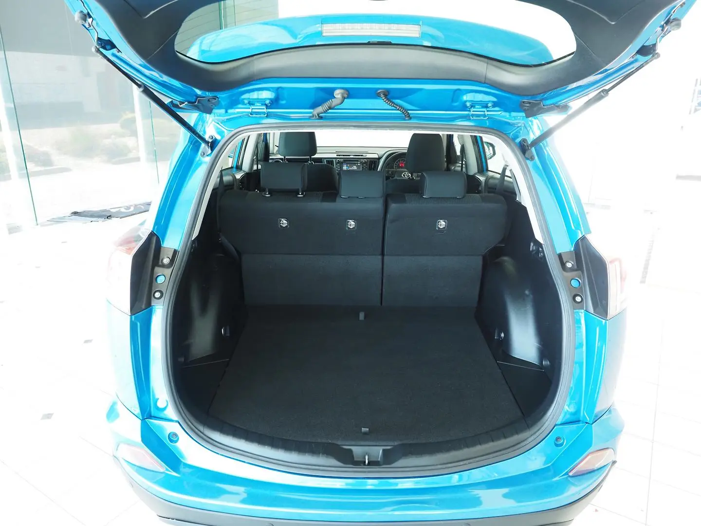 2017 Toyota RAV4 Gallery Image 13