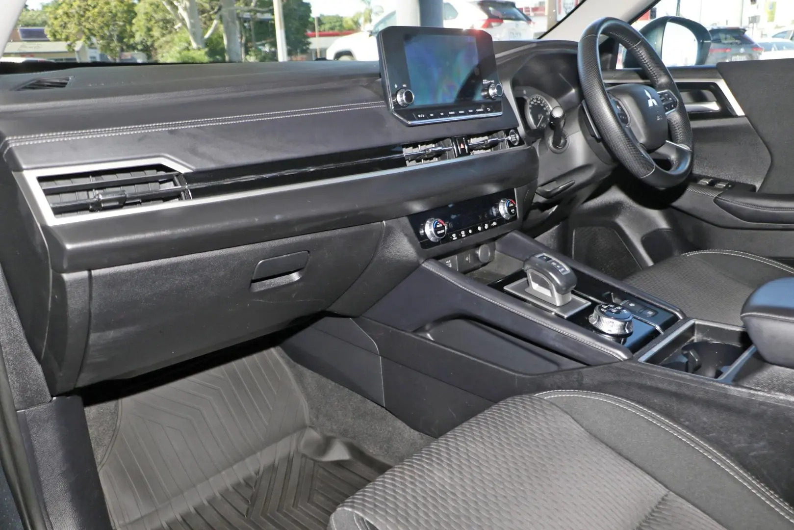 2024 Mitsubishi Outlander Gallery Image 7