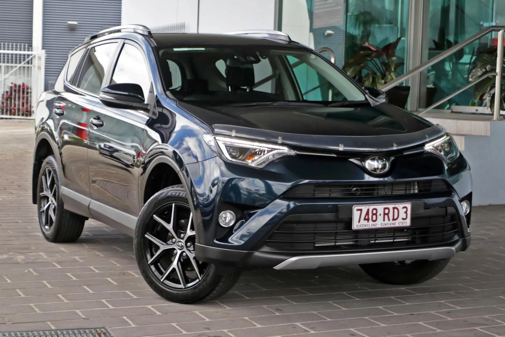 2017 Toyota RAV4 Gallery Image 1