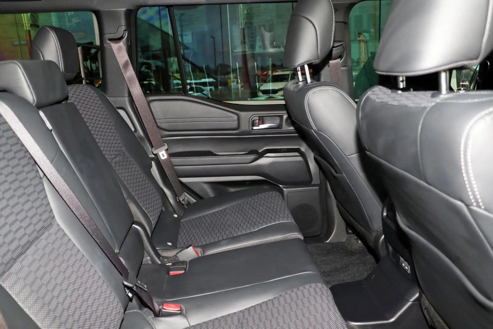 2025 Toyota Landcruiser Prado Gallery Image 9