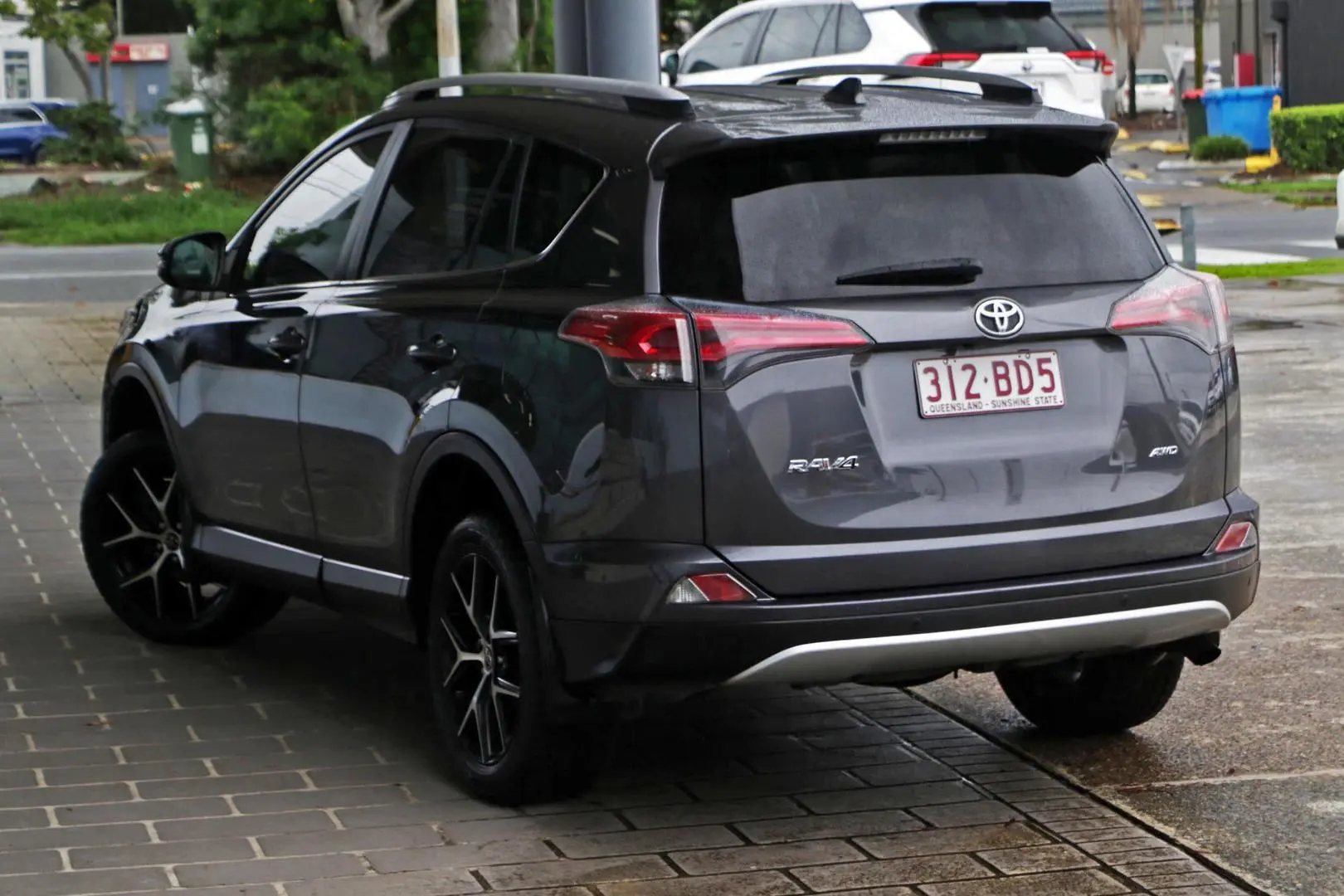 2015 Toyota RAV4 Gallery Image 2