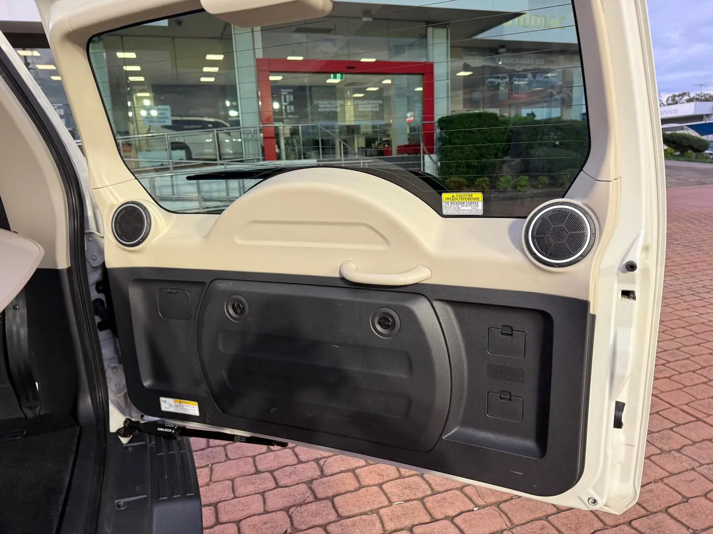 2016 Mitsubishi Pajero Gallery Image 14