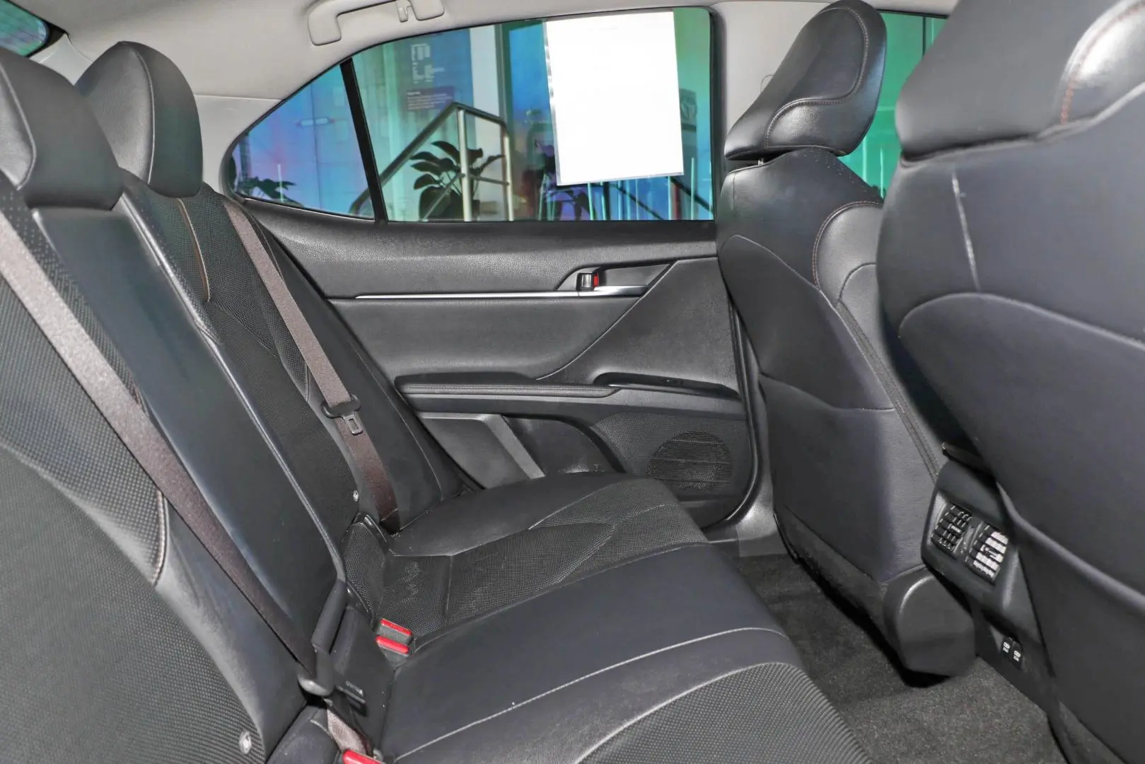 2019 Toyota Camry Gallery Image 9