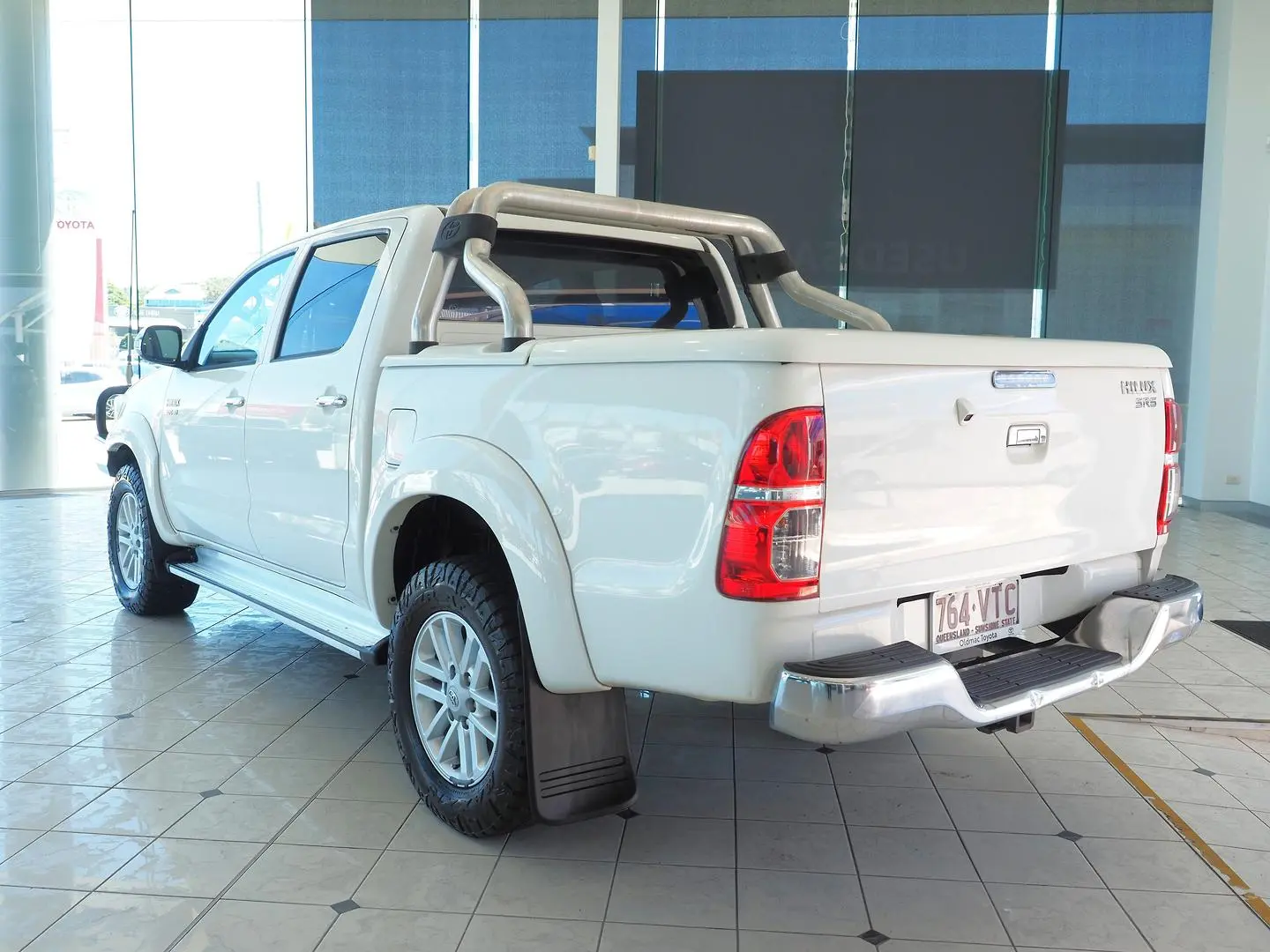 2015 Toyota Hilux Gallery Image 2