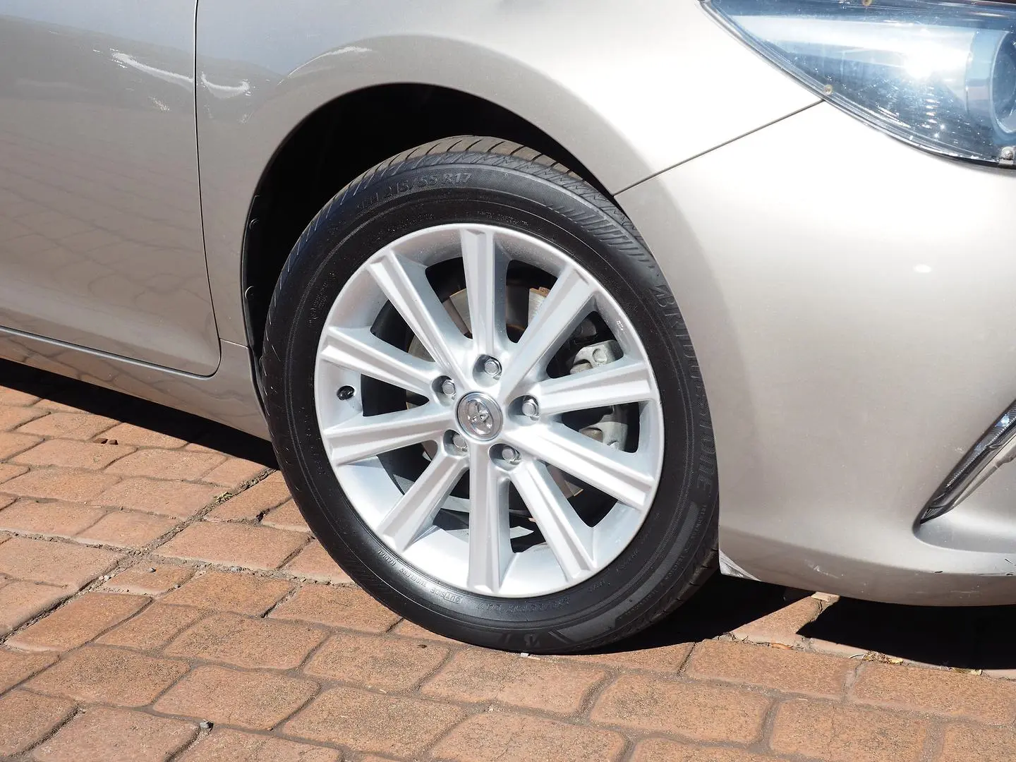 2016 Toyota Camry Gallery Image 14