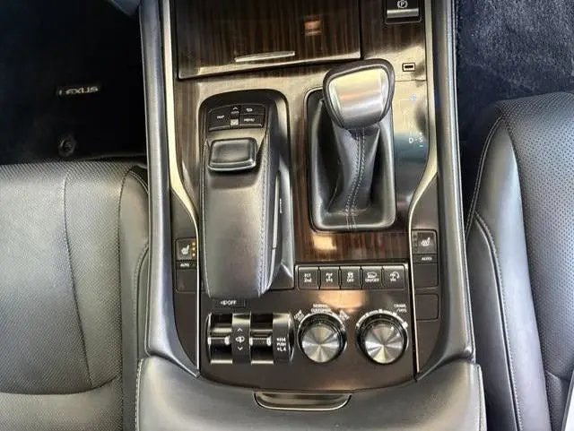 2020 Lexus LX Gallery Image 8