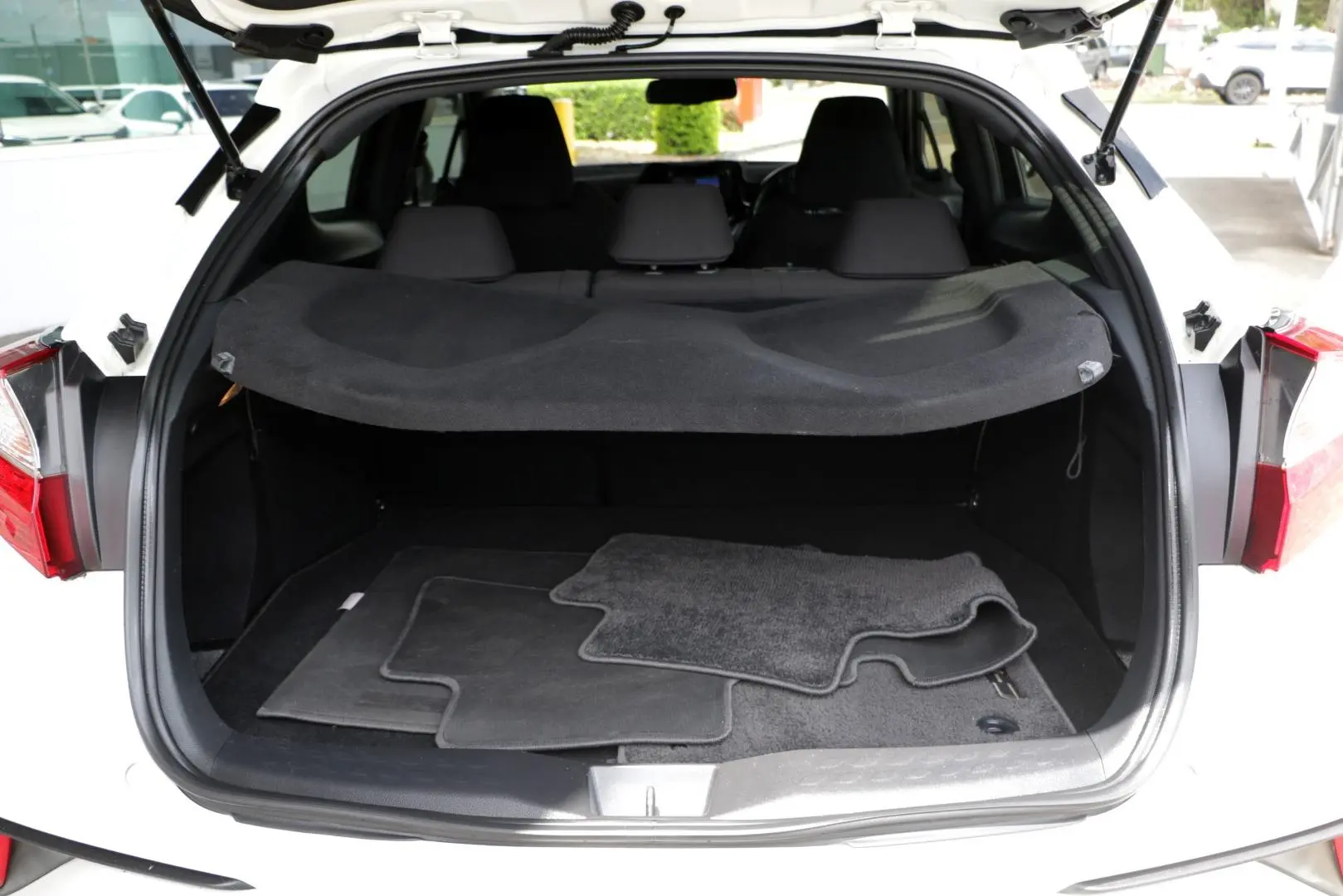 2018 Toyota C-HR Gallery Image 22