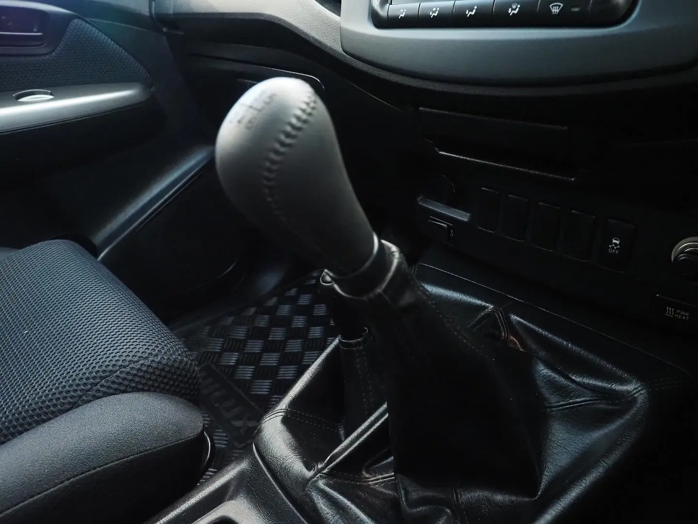 2015 Toyota Hilux Gallery Image 31