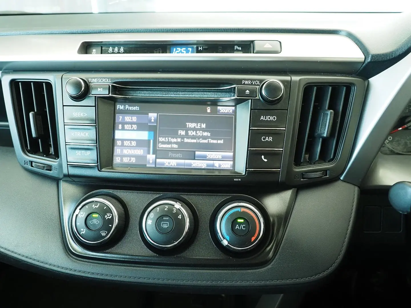 2017 Toyota RAV4 Gallery Image 23