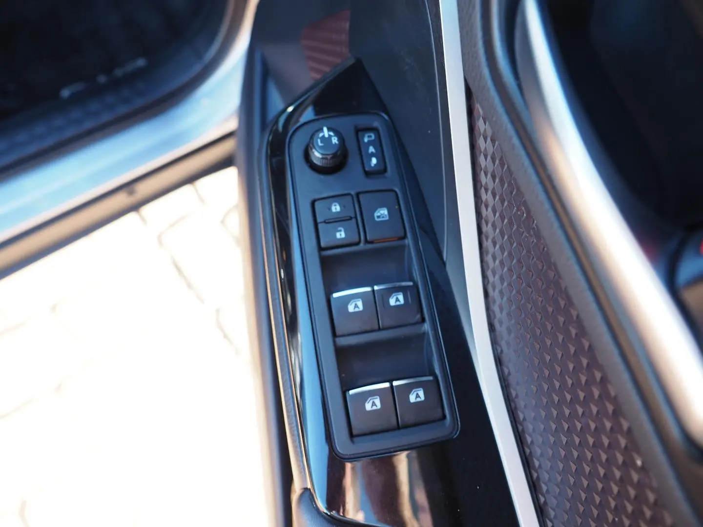 2018 Toyota C-HR Gallery Image 26