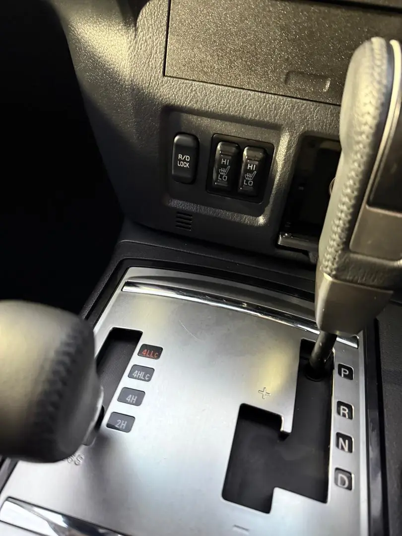 2016 Mitsubishi Pajero Gallery Image 25