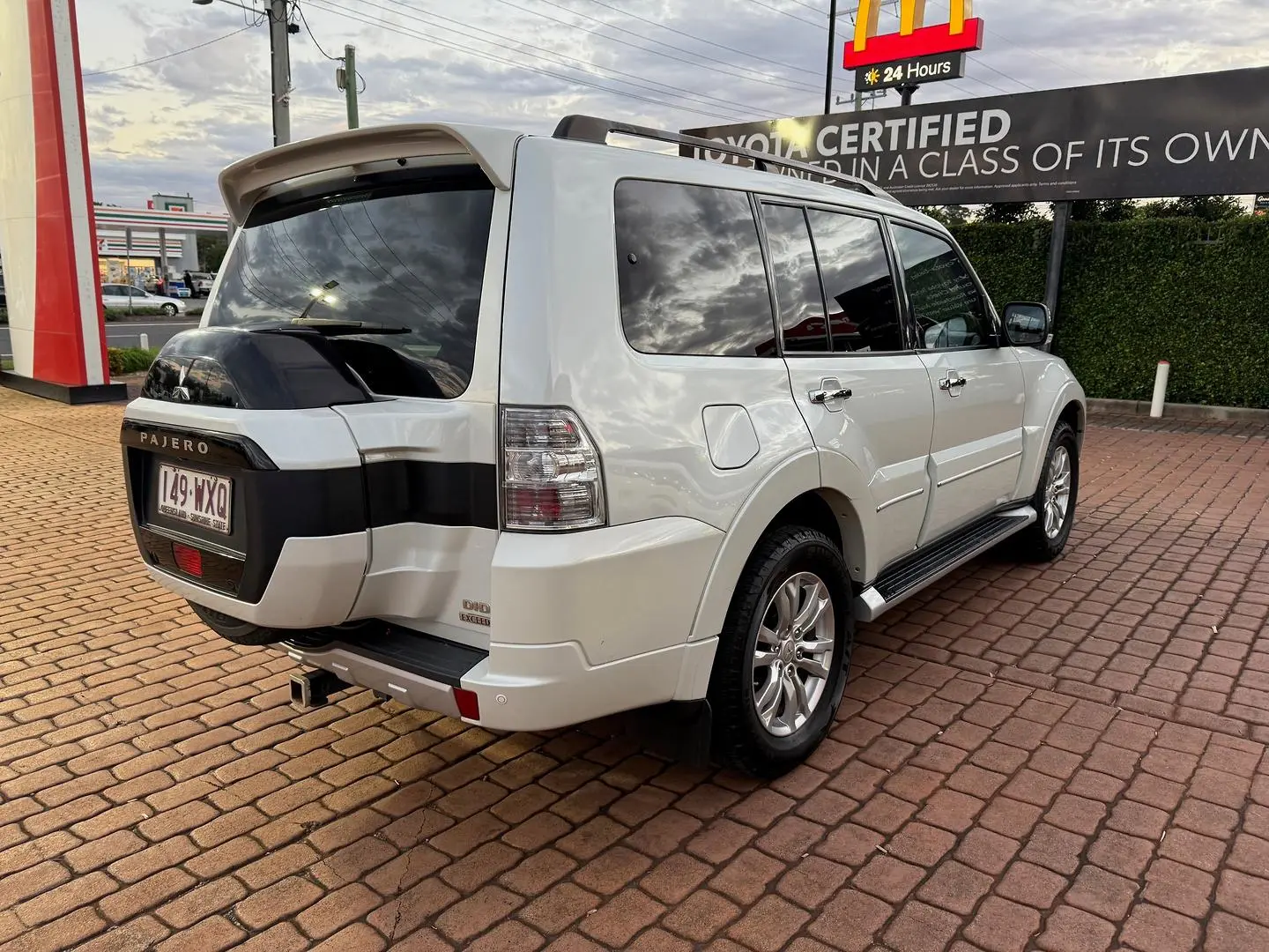 2016 Mitsubishi Pajero Gallery Image 3