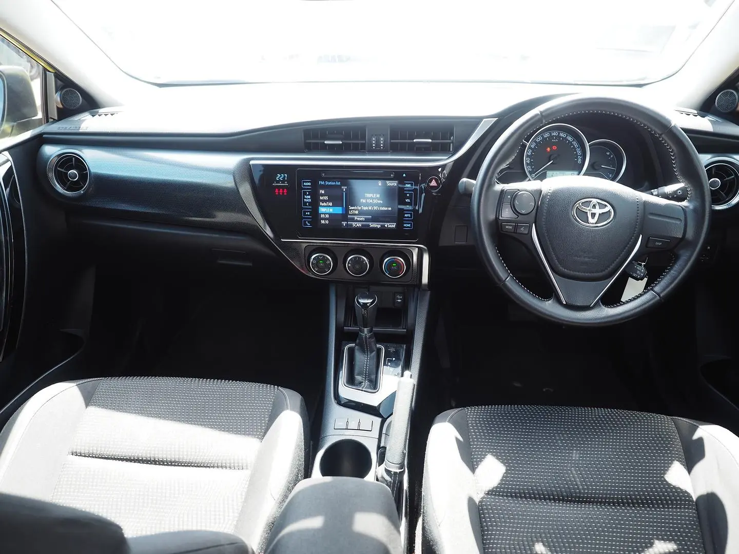 2015 Toyota Corolla Gallery Image 26