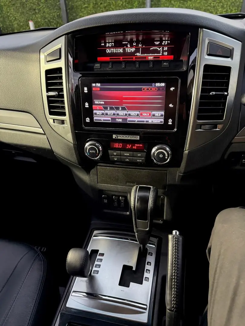 2016 Mitsubishi Pajero Gallery Image 24