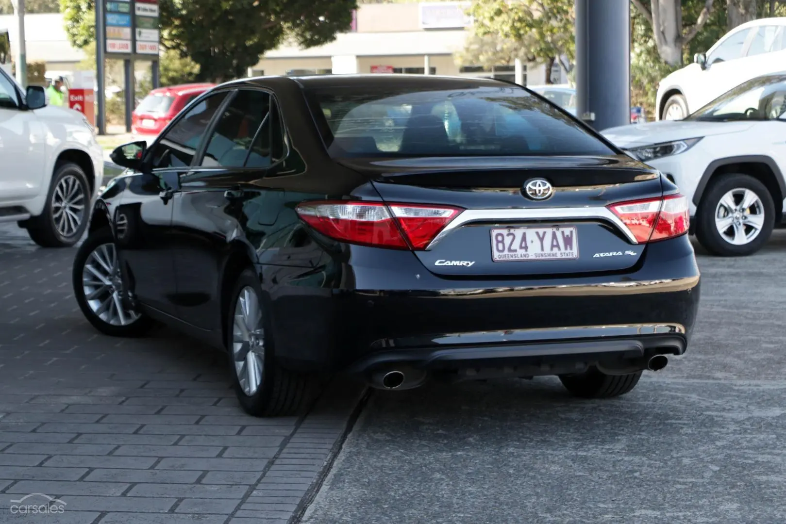 2016 Toyota Camry Image 2