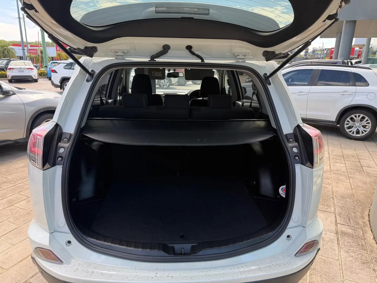 2016 Toyota RAV4 Gallery Image 6