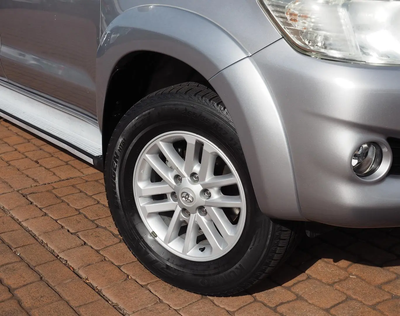 2015 Toyota Hilux Gallery Image 2