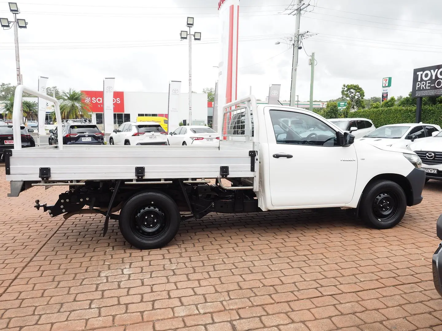 2017 Toyota Hilux Gallery Image 4