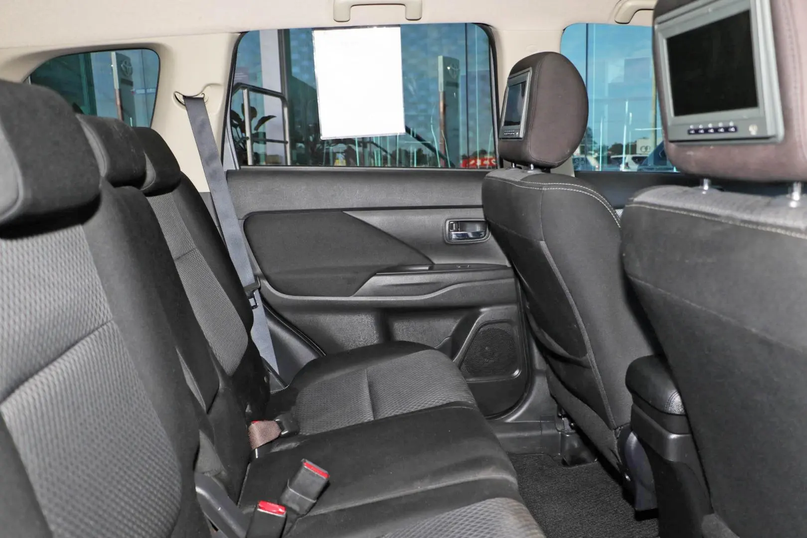 2016 Mitsubishi Outlander Gallery Image 9