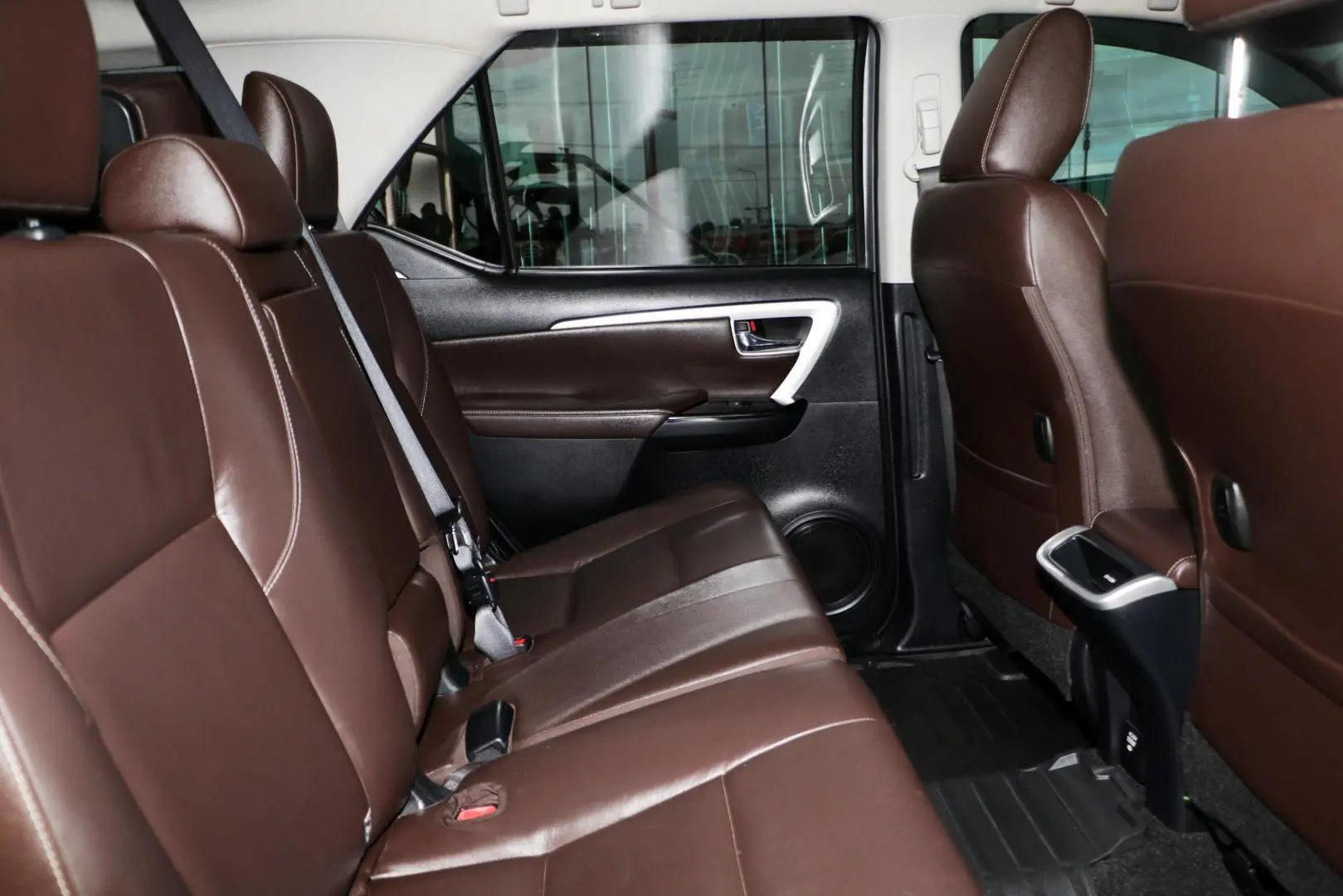 2015 Toyota Fortuner Gallery Image 9