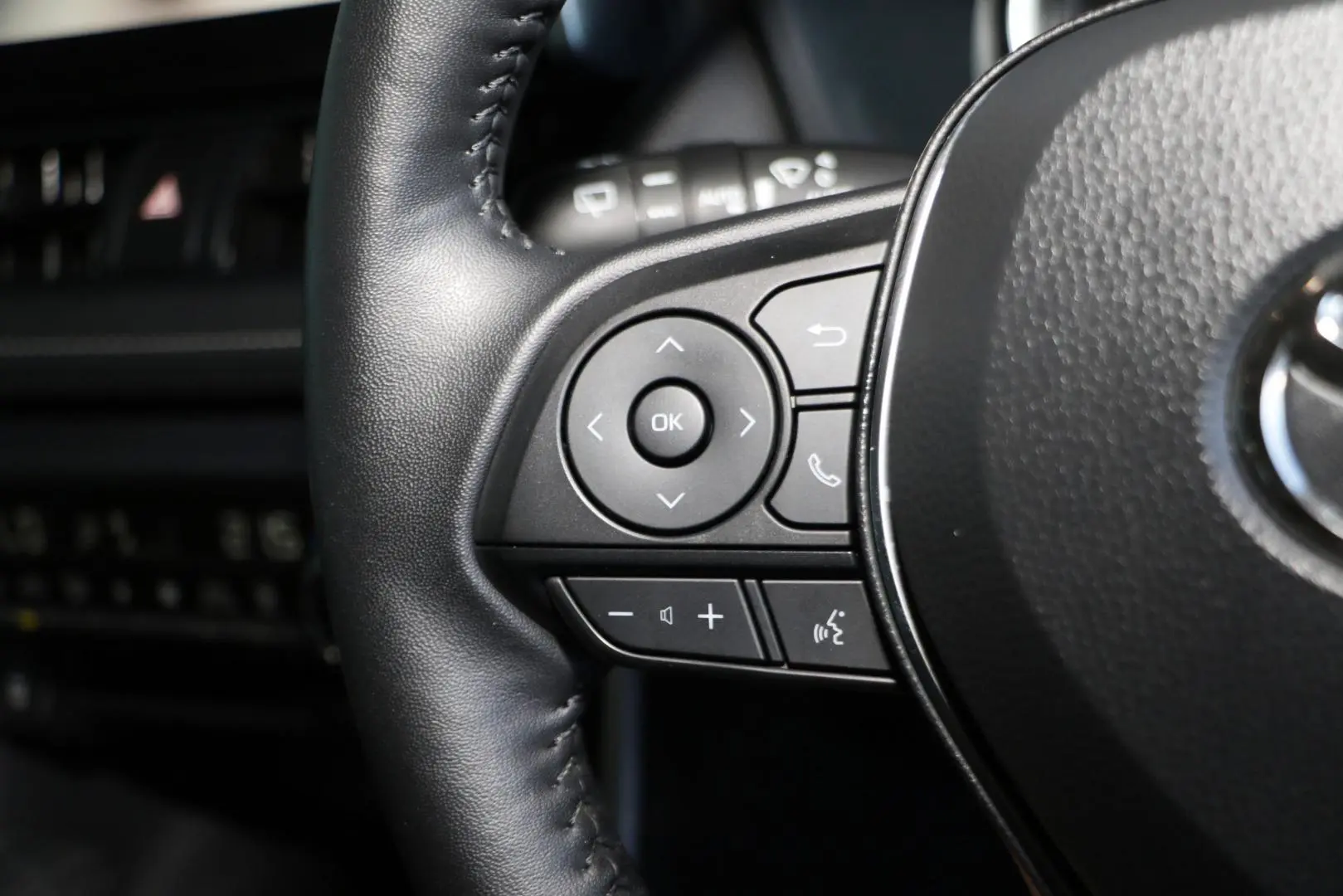 2025 Toyota RAV4 Gallery Image 17