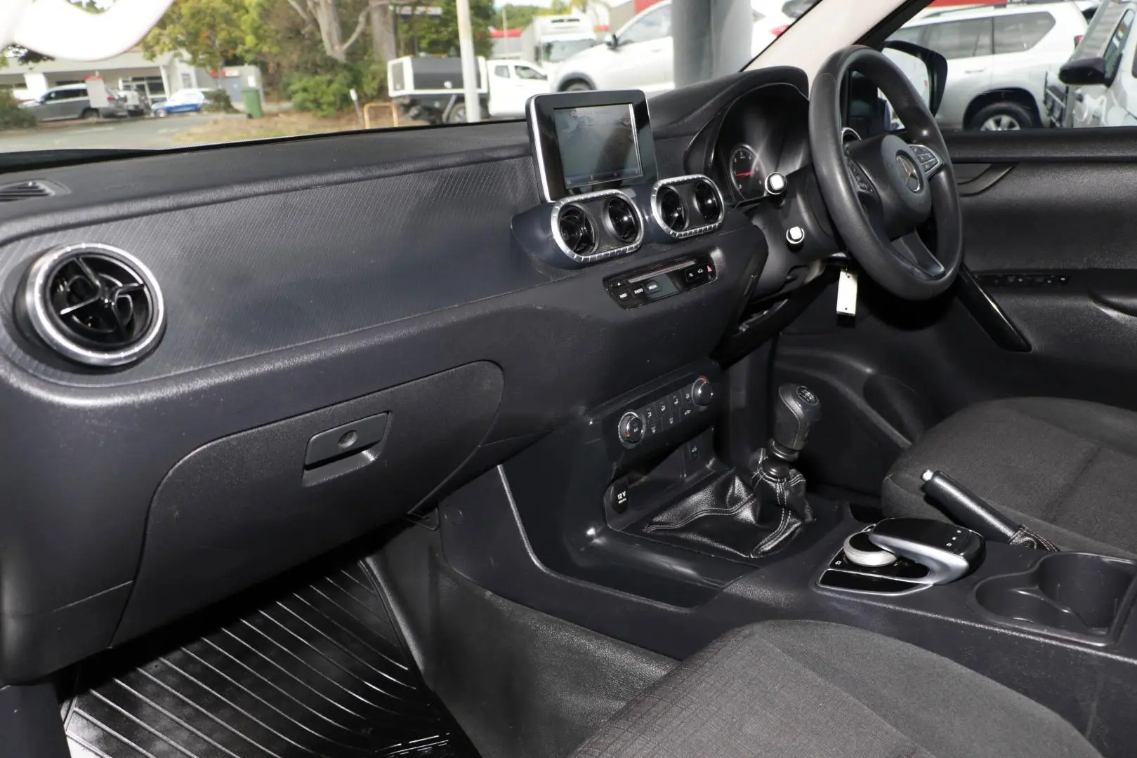 2018 Mercedes-Benz X-Class Gallery Image 7