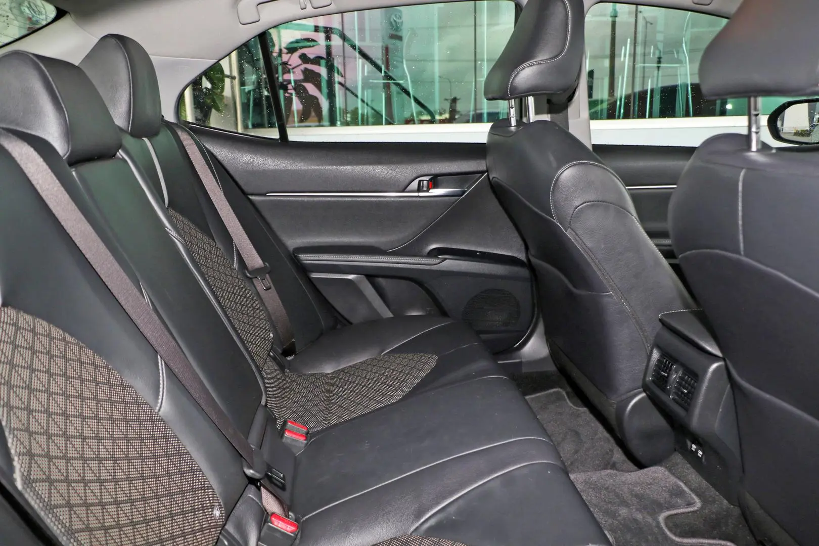 2019 Toyota Camry Gallery Image 10