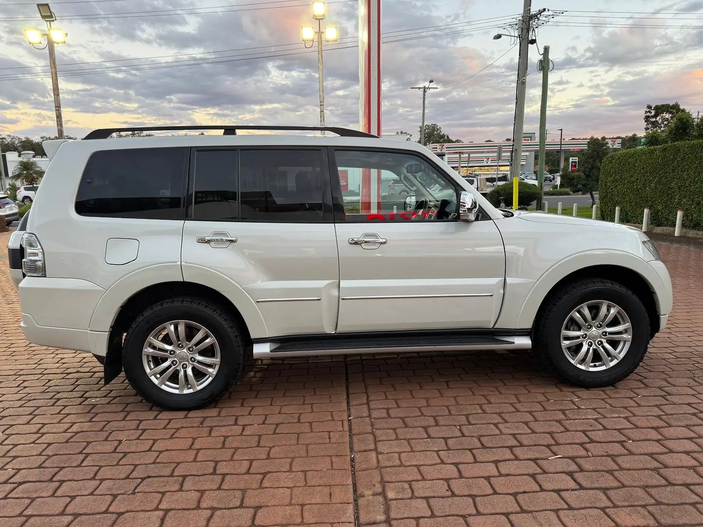 2016 Mitsubishi Pajero Gallery Image 2