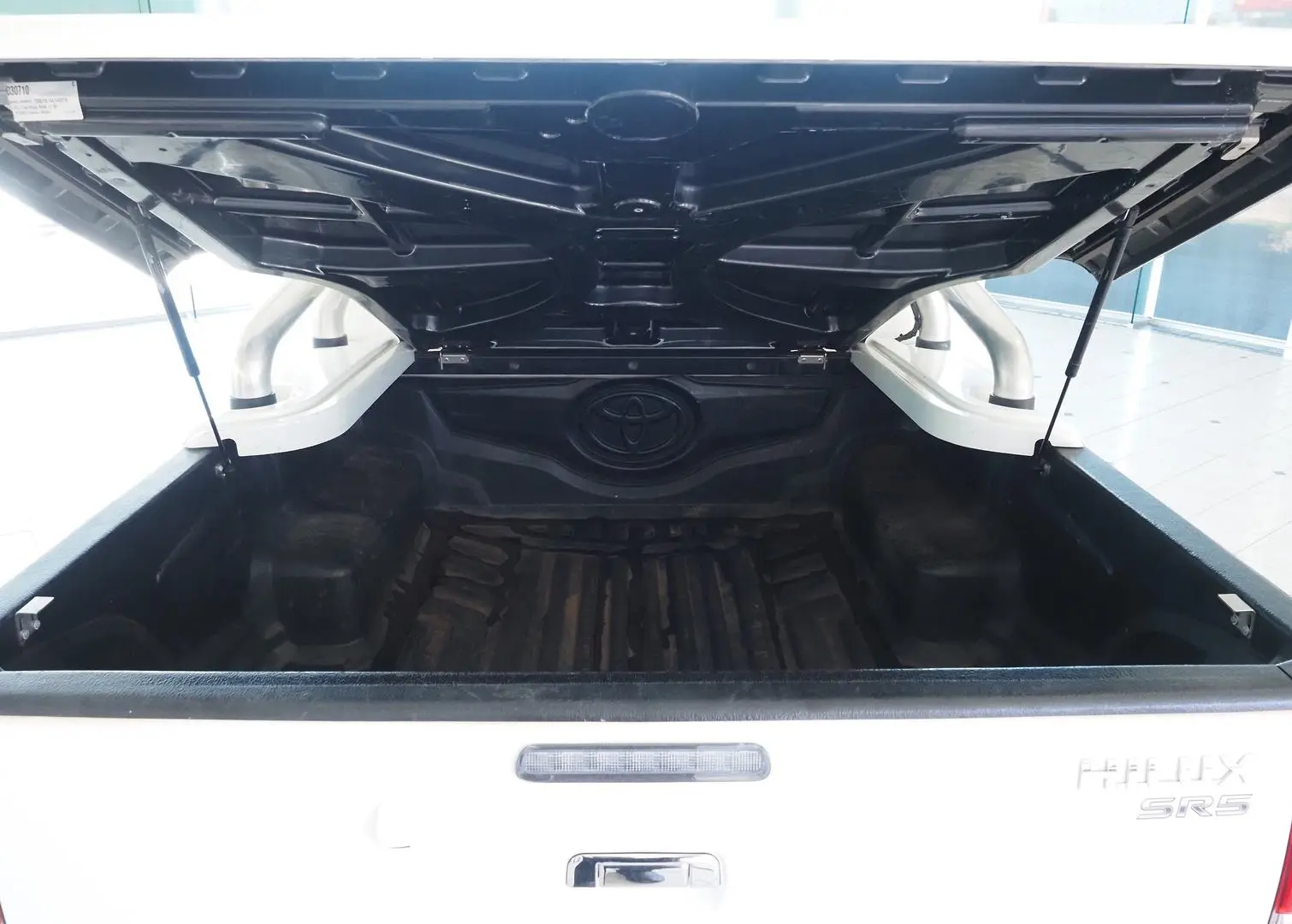 2015 Toyota Hilux Gallery Image 5