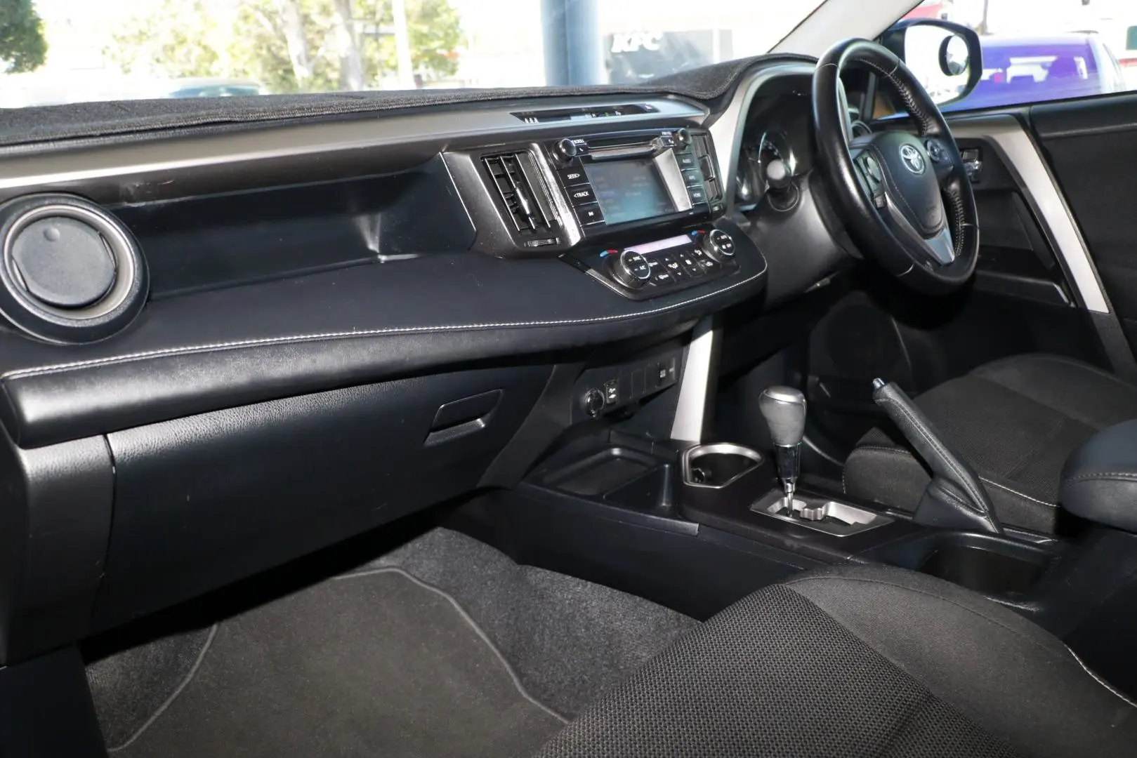 2016 Toyota RAV4 Gallery Image 7