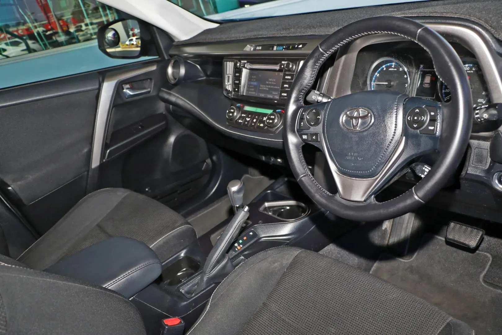 2016 Toyota RAV4 Gallery Image 6