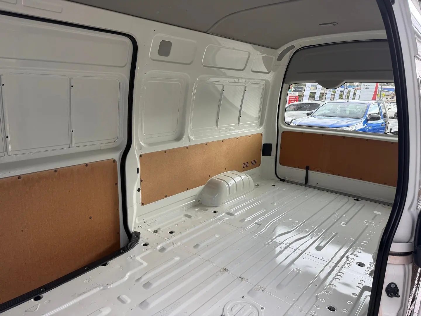 2016 Toyota Hiace Gallery Image 3