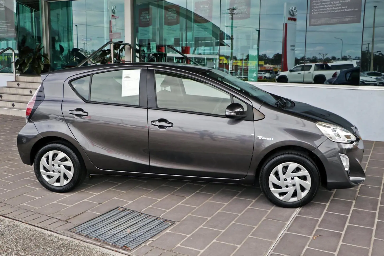 2015 Toyota Prius C Gallery Image 5