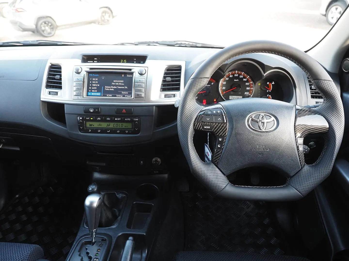 2015 Toyota Hilux Gallery Image 15