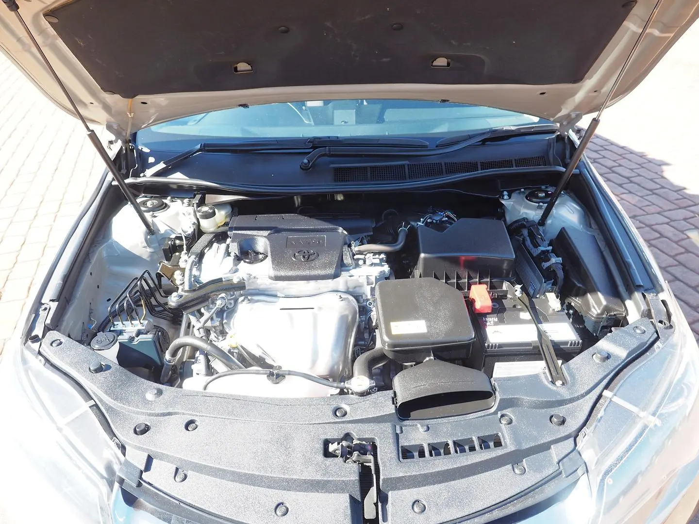 2016 Toyota Camry Gallery Image 5