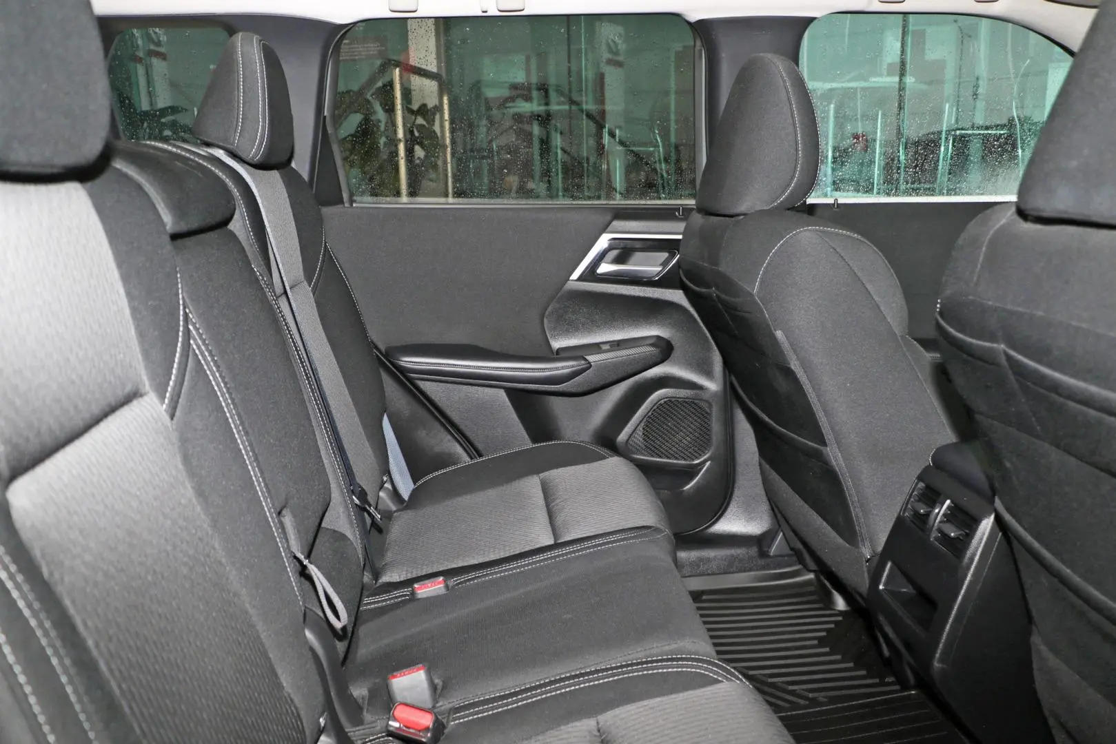 2024 Mitsubishi Outlander Gallery Image 9