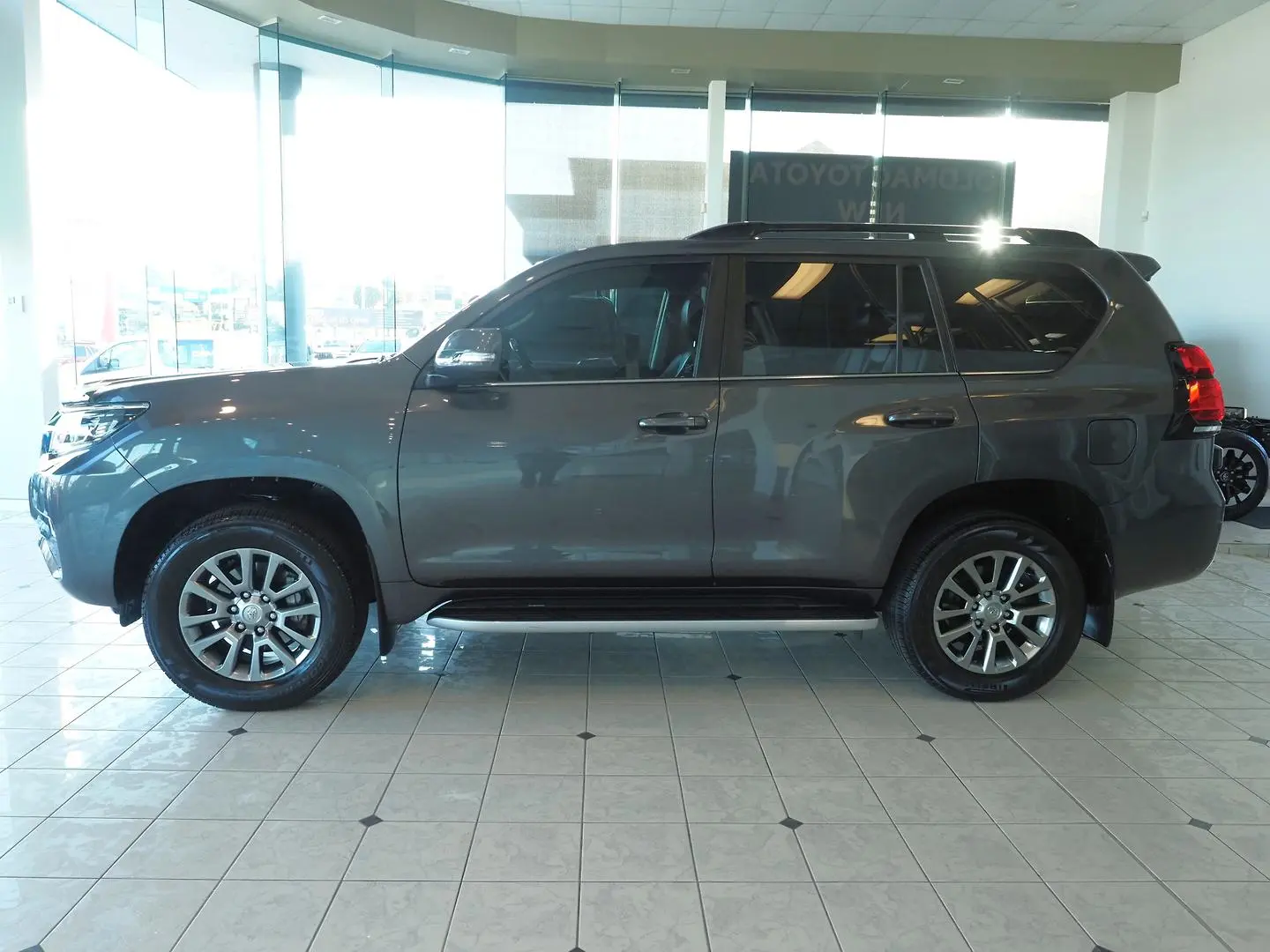 2018 Toyota Landcruiser Prado Gallery Image 11