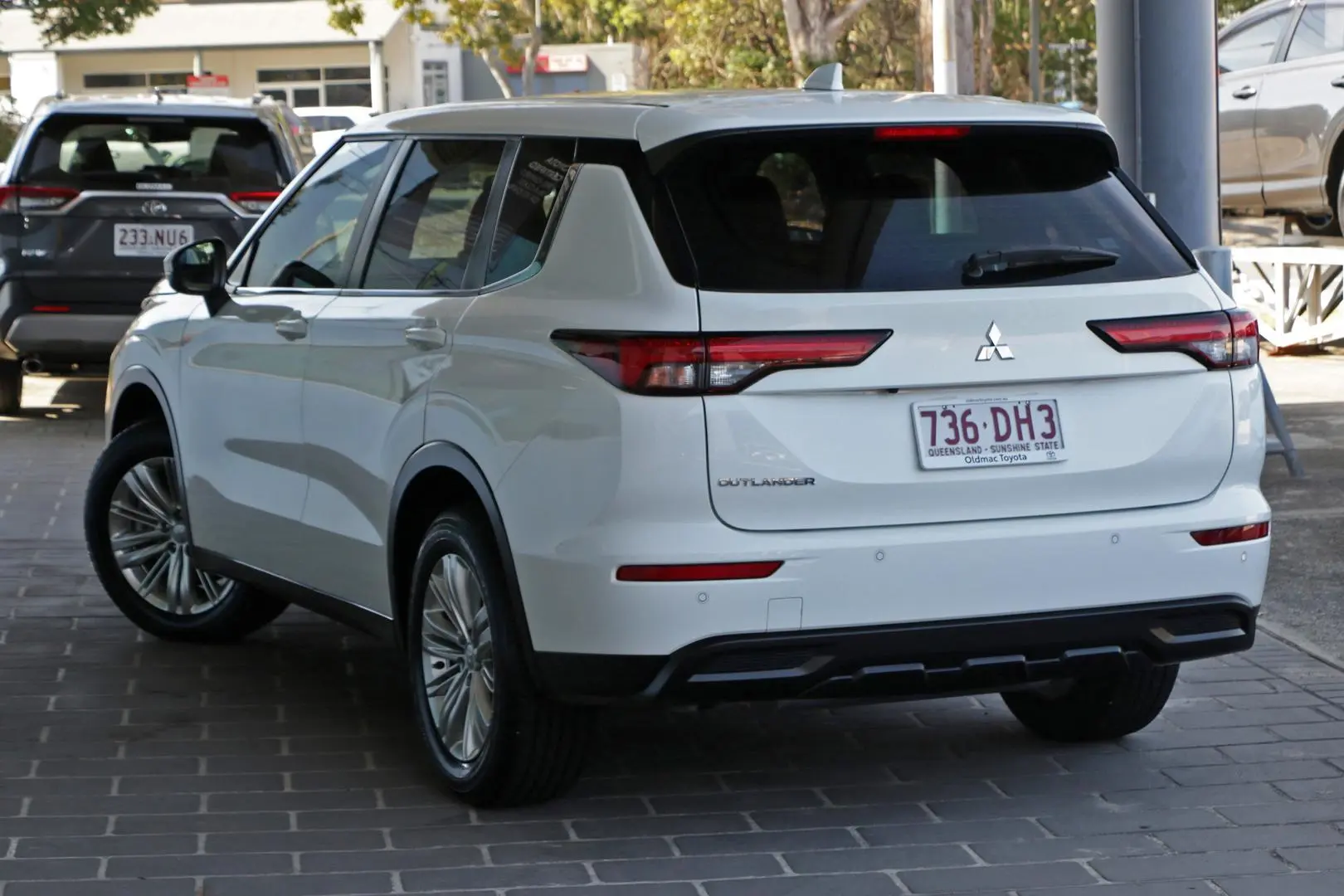 2021 Mitsubishi Outlander Gallery Image 2