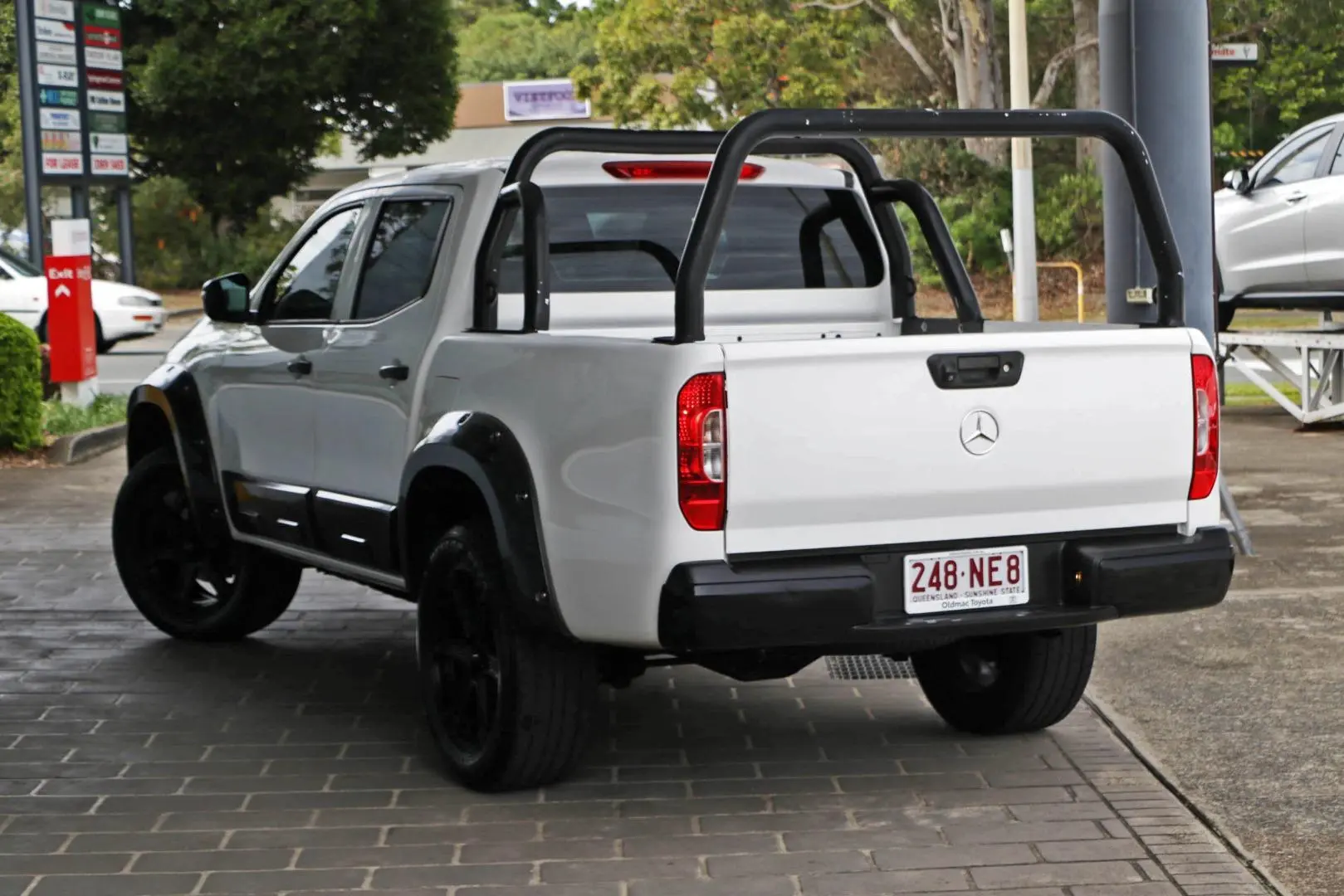 2018 Mercedes-Benz X-Class Gallery Image 2