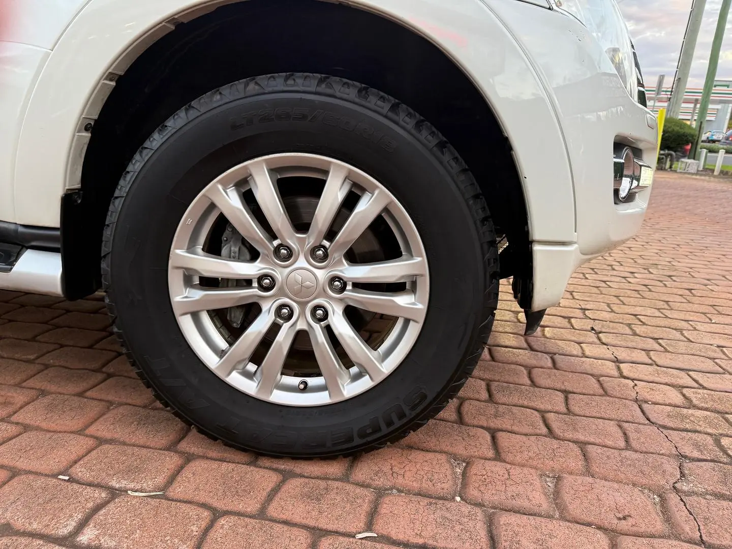 2016 Mitsubishi Pajero Gallery Image 10