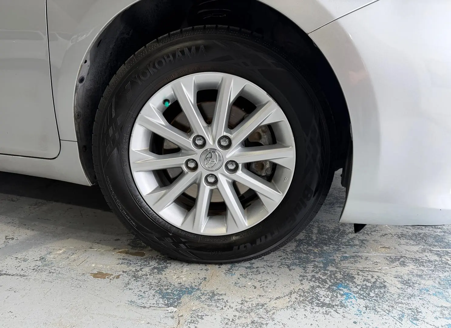 2016 Toyota Camry Gallery Image 10