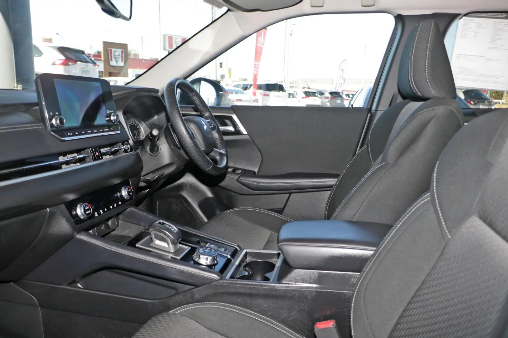 2024 Mitsubishi Outlander Gallery Image 8