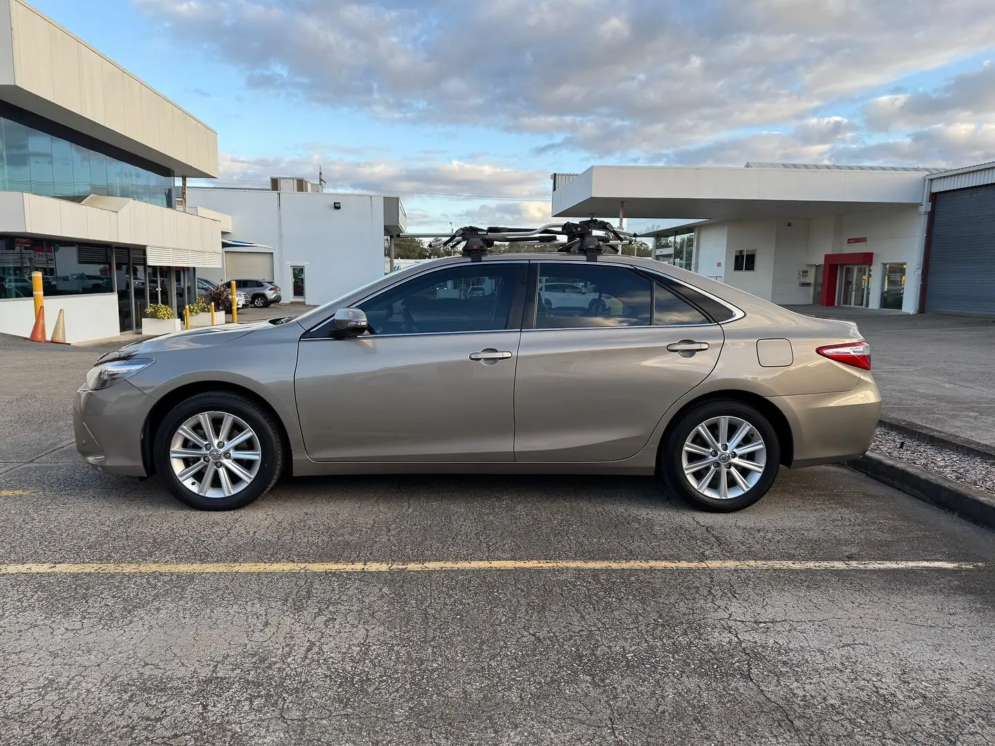 2016 Toyota Camry Gallery Image 9